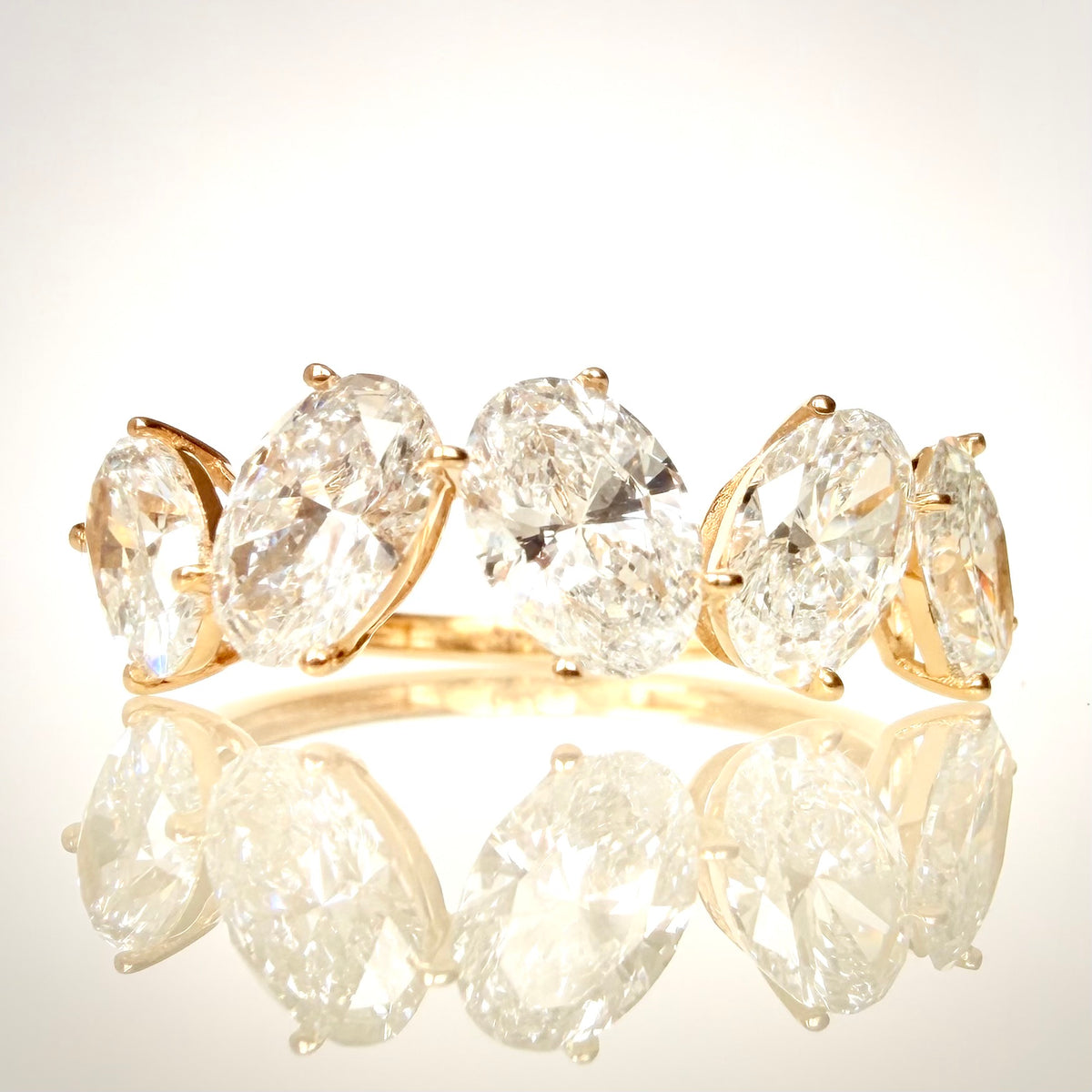 2,47 ct viisikivinen ovaalitimanttisormus – D–E/VVS – 14K keltakulta – HRD edestä