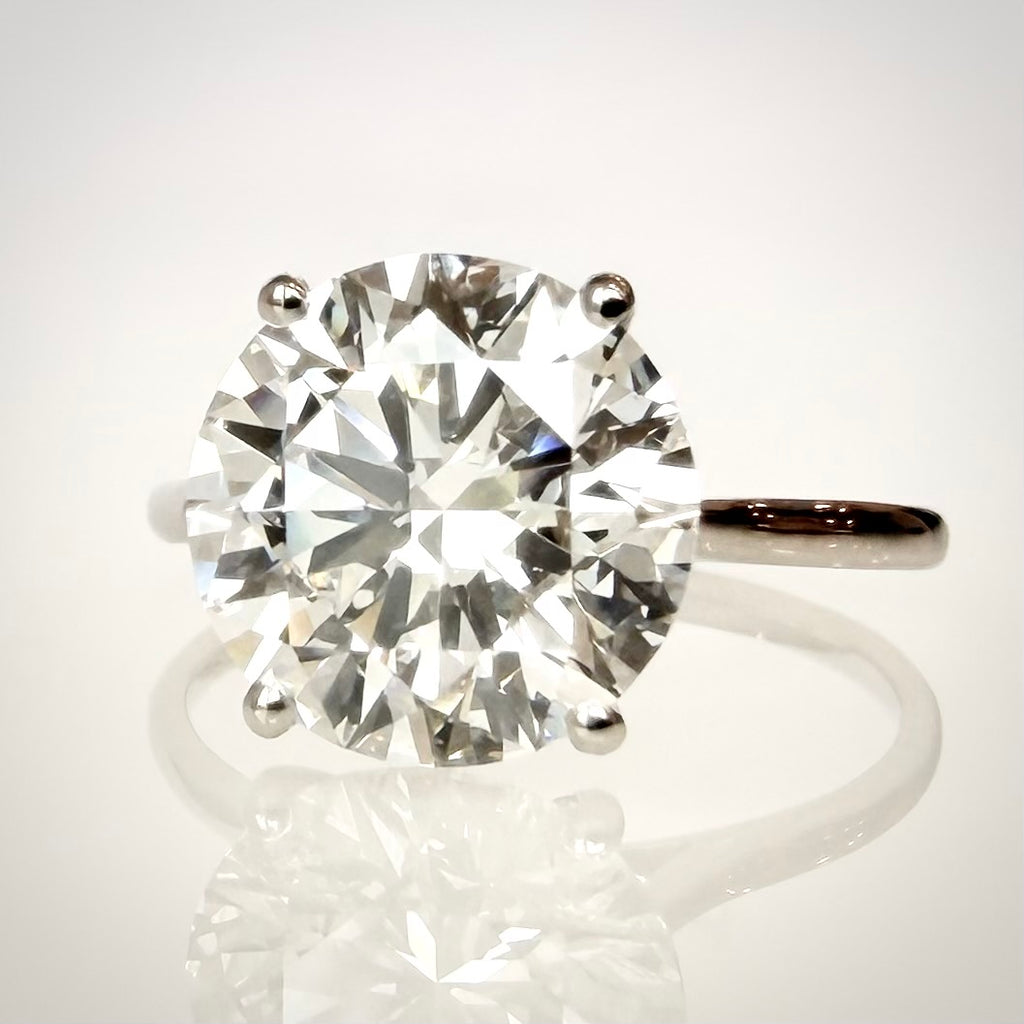 4,01 ct solitaire-timanttisormus etuviistosta