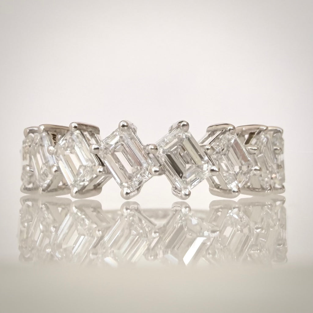 14K valkokultainen timanttisormus 2,01 ct – Emerald Cut – E–F/VVS – HRD suoraan edestä