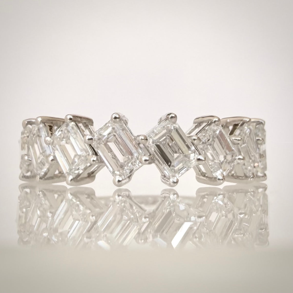 14K valkokultainen timanttisormus 2,01 ct – Emerald Cut – E–F/VVS – HRD suoraan edestä