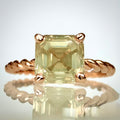 1,56 ct Asscher-luonnontimanttisormus – Fancy Green Yellow – 14K ruusukulta edestä