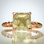 1,56 ct Asscher-luonnontimanttisormus – Fancy Green Yellow – 14K ruusukulta edestä