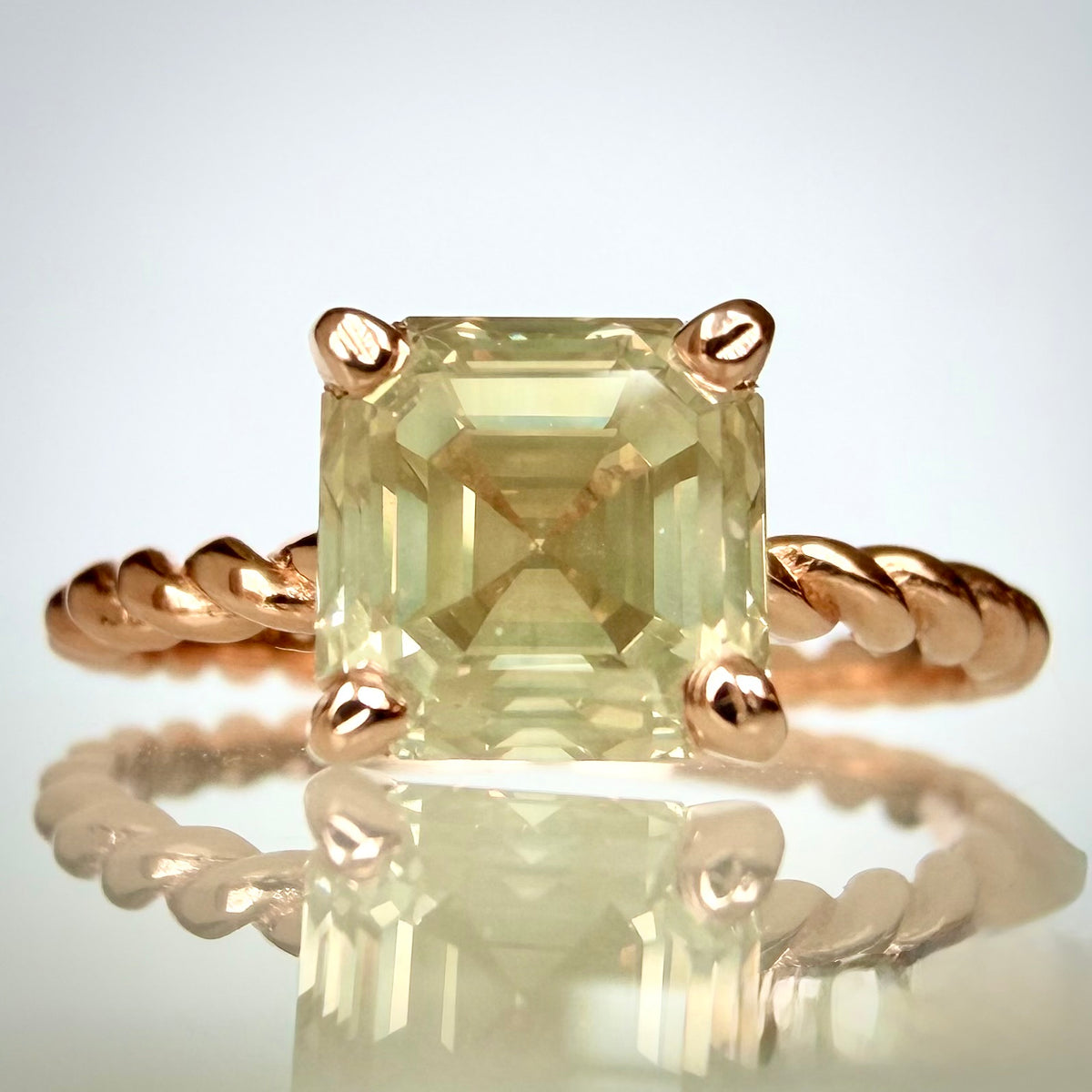 1,56 ct Asscher-luonnontimanttisormus – Fancy Green Yellow – 14K ruusukulta edestä