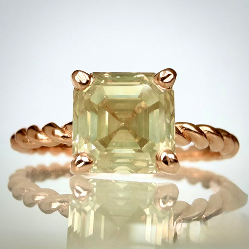 1,56 ct Asscher-luonnontimanttisormus – Fancy Green Yellow – 14K ruusukulta edestä