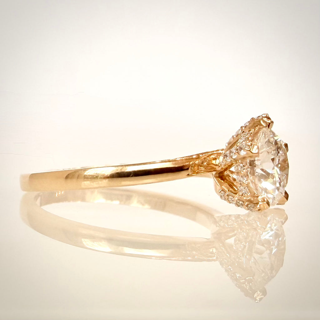 VK Signature Hidden Halo Crown – timanttisormus 1,11 ct, 14K keltakulta sivulta