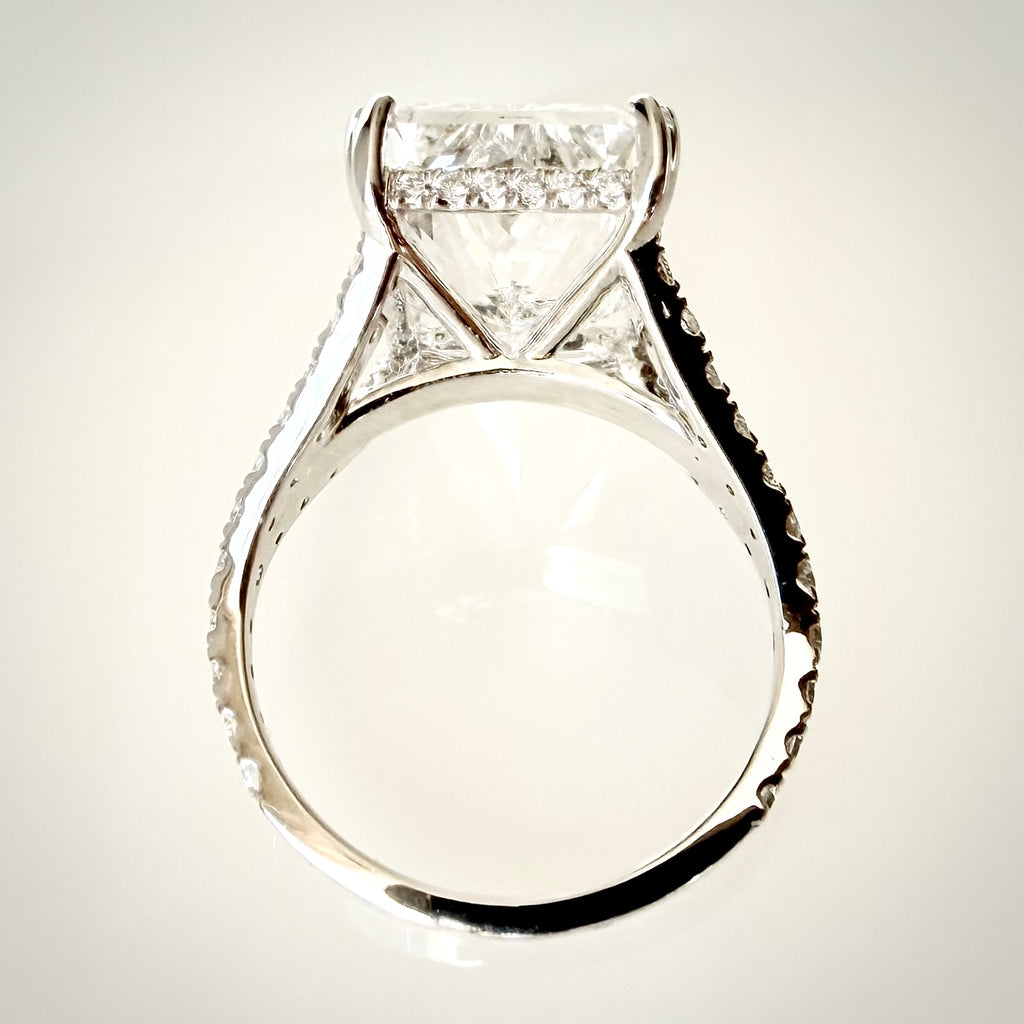 11,02 ct radiant-hiottu laboratoriotimanttisormus 18K valkokullasta, kuva suoraan sivuprofiilista