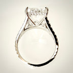 11,02 ct radiant-hiottu laboratoriotimanttisormus 18K valkokullasta, kuva suoraan sivuprofiilista
