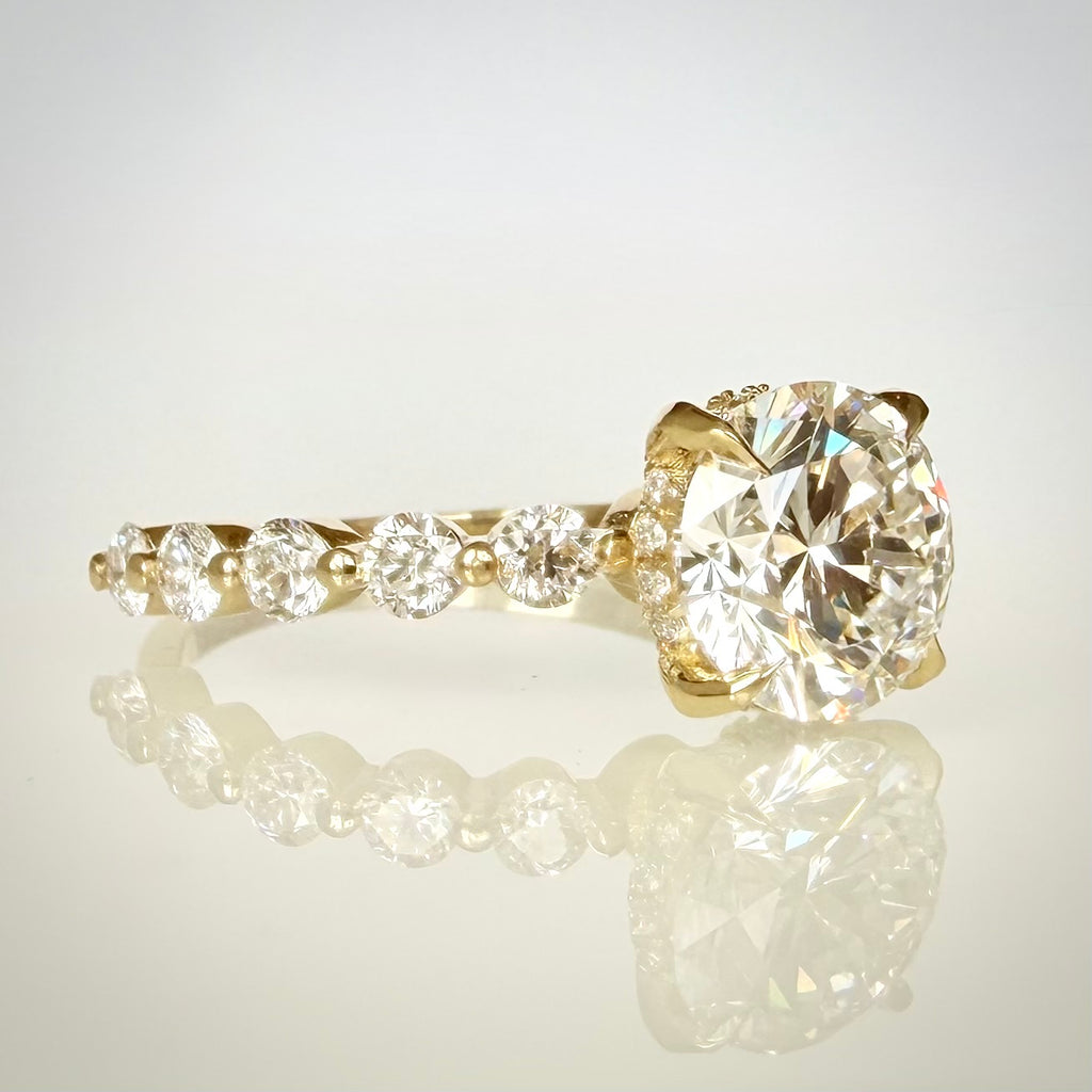 3,00 ct Hidden Halo -timanttisormus – 2,06 ct E/VS1 Triple Excellent – 14K keltakulta – IGI Etuviistosta