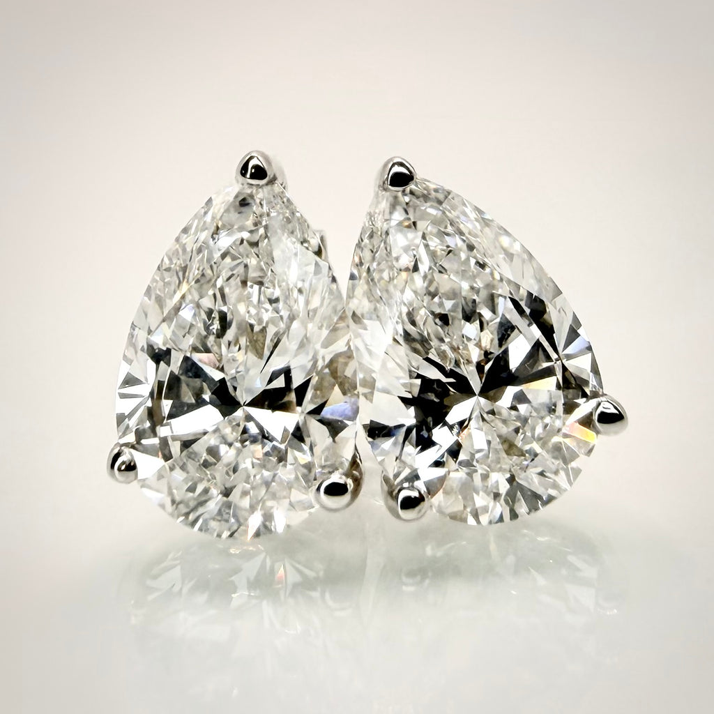 3,00 ct Pear Cut -timanttikorvakorut edestä