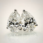 3,00 ct Pear Cut -timanttikorvakorut edestä