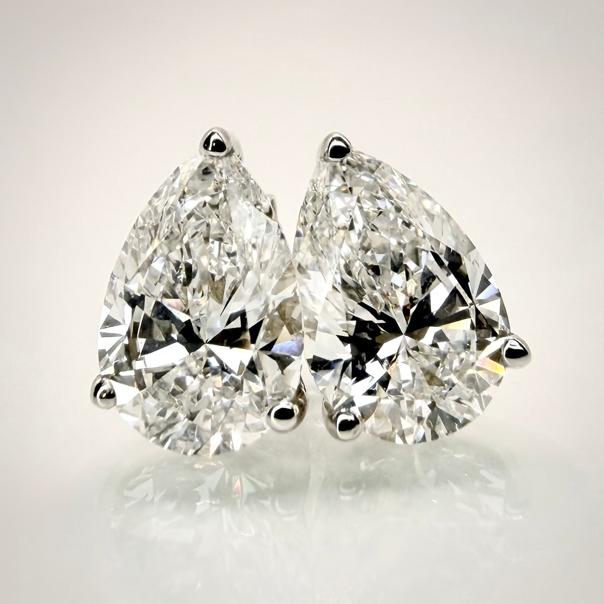 3,00 ct Pear Cut -timanttikorvakorut edestä