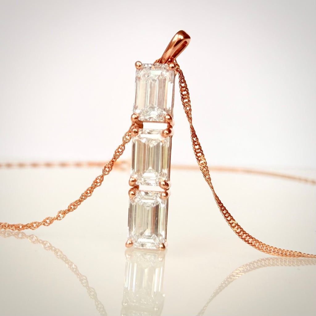 2,00 ct Emerald Cut -timanttikaulakoru pystyssä pöydällä