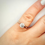 1,13 ct Hidden Halo -timanttisormus 14K valkokulta D/VVS2 IGI