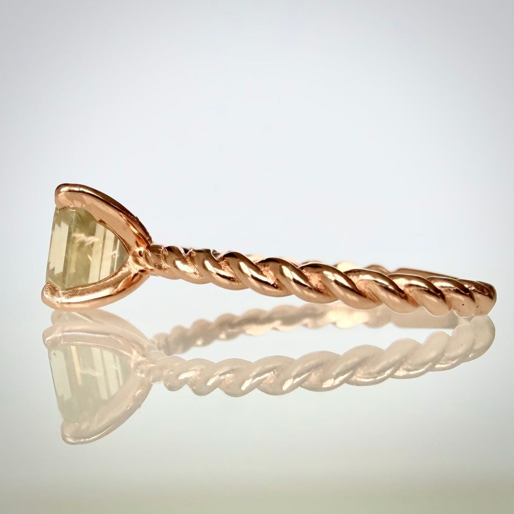 1,56 ct Asscher-luonnontimanttisormus – Fancy Green Yellow – 14K ruusukulta suoraan sivulta
