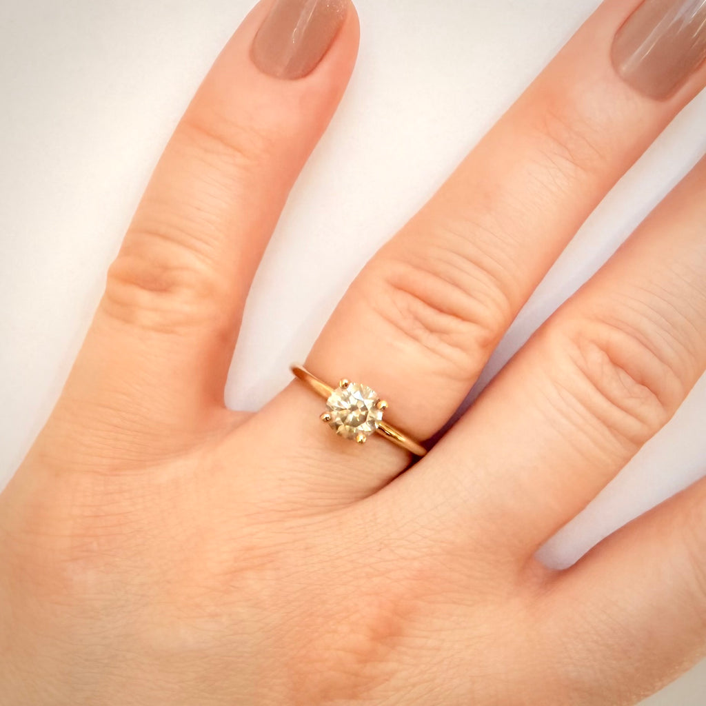 1,23 ct samppanjansävyinen luonnontimanttisormus – 14K keltakulta – IGI sormessa valkoisella taustalla