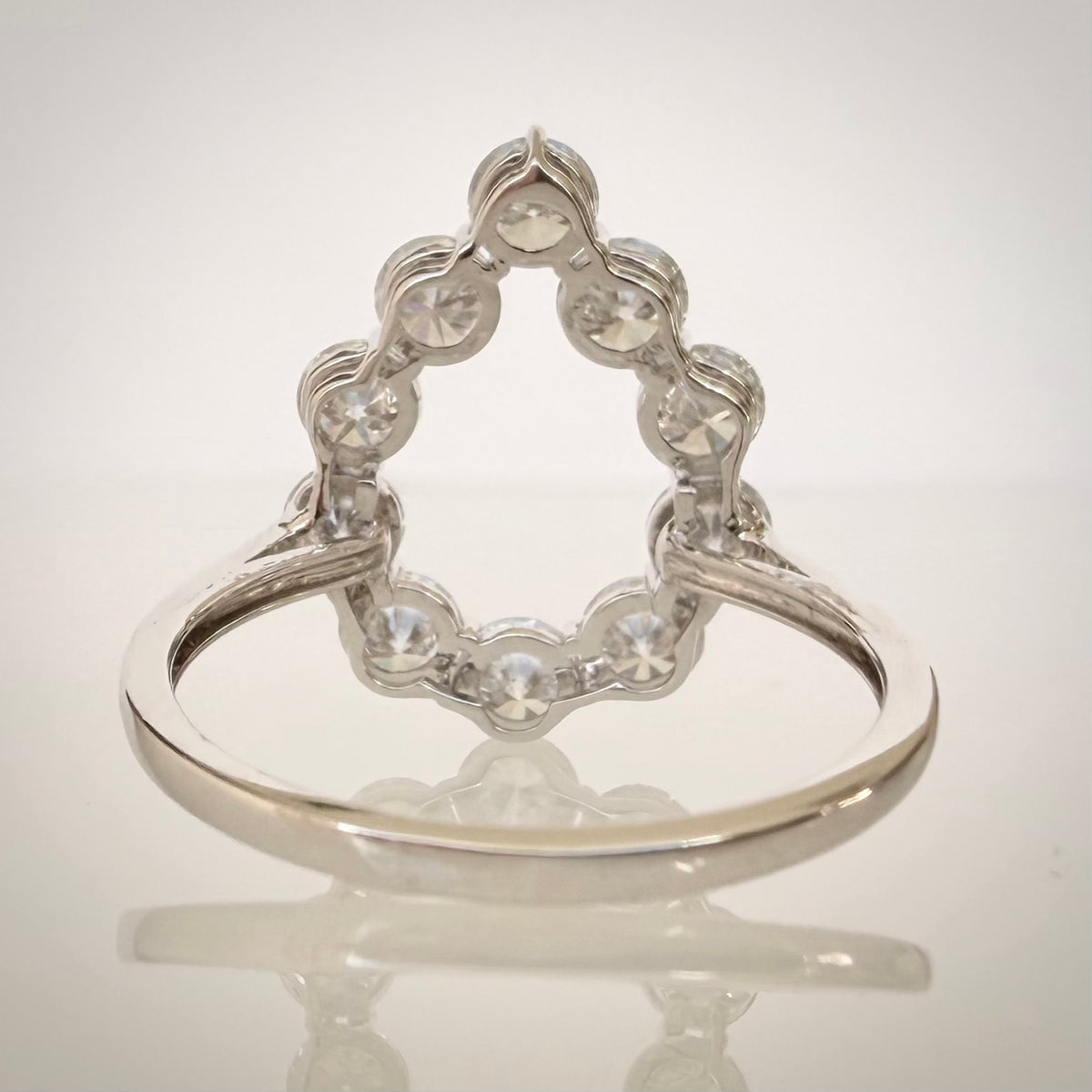 2,08 ct Open Halo -timanttisormus – 14K Valkokulta takaa