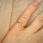 18K Keltakultainen Vintage Flower Cluster -timanttisormus 0,38 ct – Luonnontimantit sormessa pellavataustalla