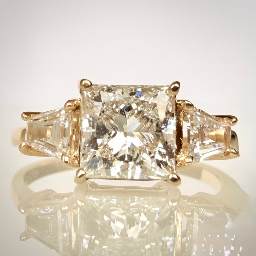 1,69 ct Princess Cut trilogy-timanttisormus suoraan edestä