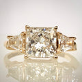 1,69 ct Princess Cut trilogy-timanttisormus suoraan edestä