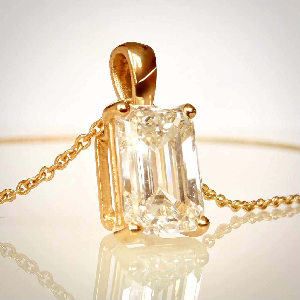 3,03 ct Emerald Cut -timanttikaulakoru – F/VVS2 – 14K keltakulta – IGI etuviistosta lähikuva