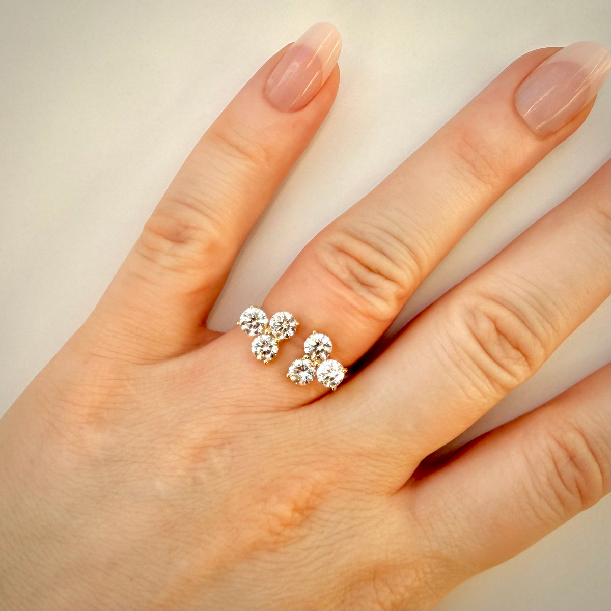 Timanttisormus 2,13 ct:n Luxury Cluster 14k keltakulta sormessa valkoisella taustalla