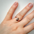 Timanttisormus 0,52 ct VS2 14k ruusukulta sormessa valkoisella taustalla