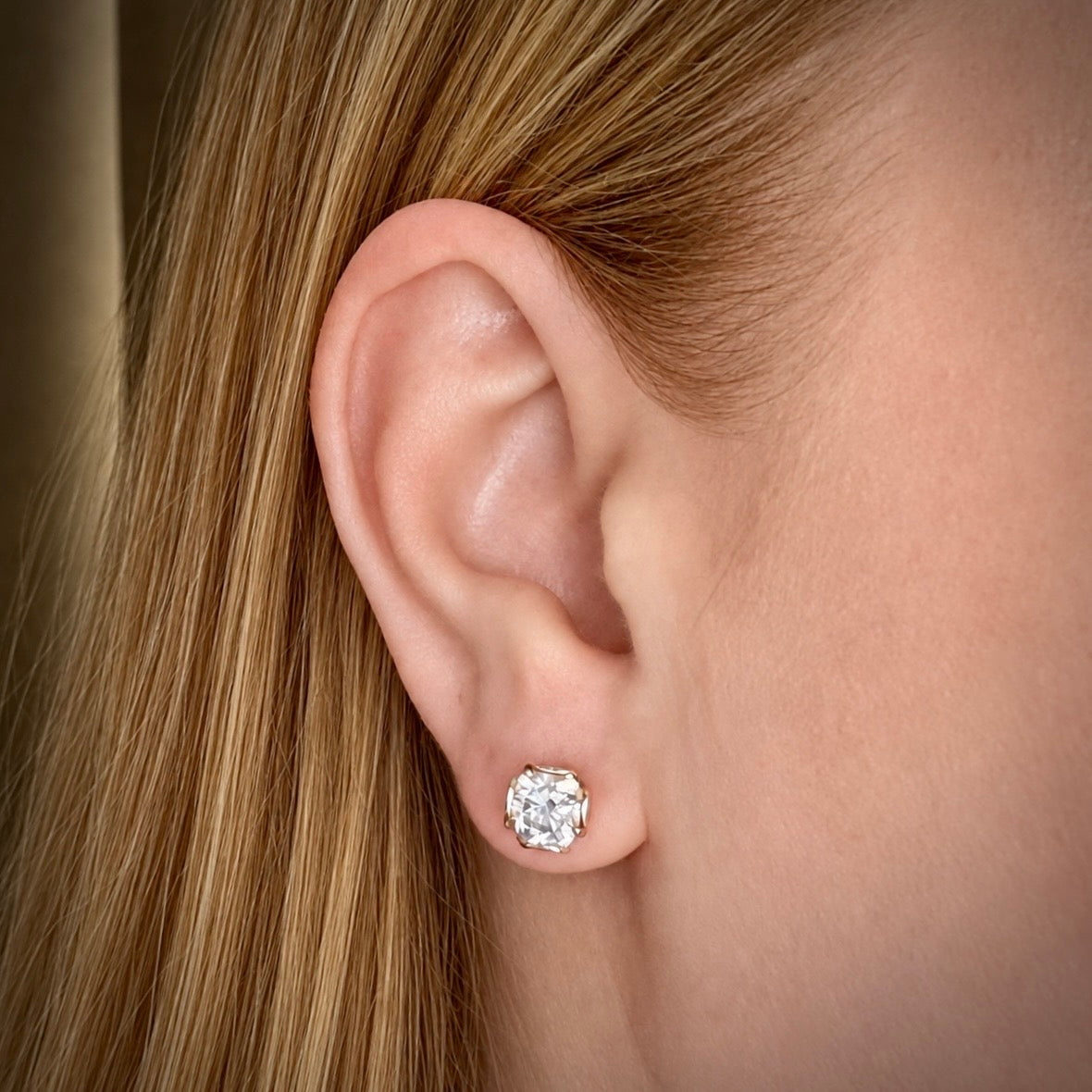 3,06 ct timanttikorvakorut korvassa