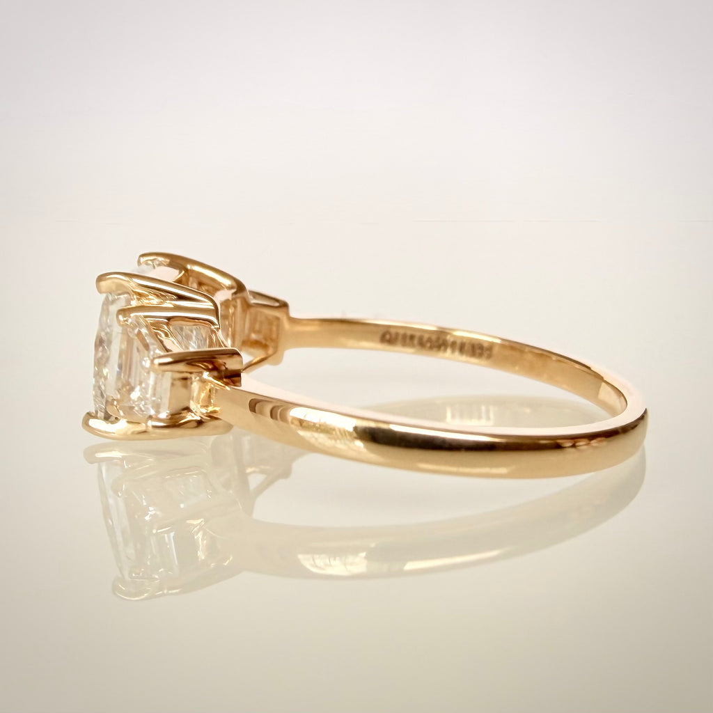 1,69 ct Princess Cut trilogy-timanttisormus sivulta