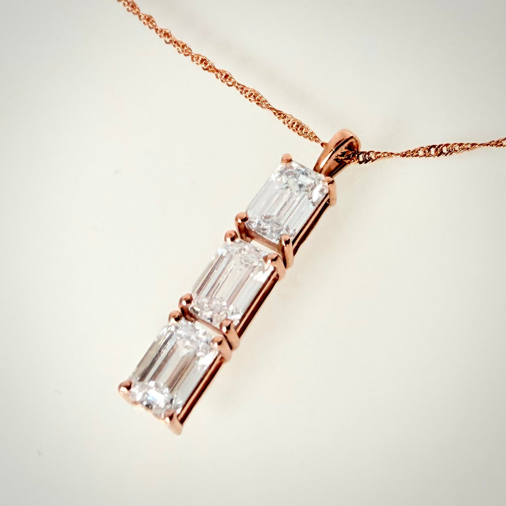 2,00 ct Emerald Cut -timanttikaulakoru yläviistosta