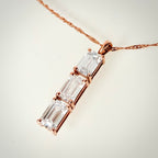 2,00 ct Emerald Cut -timanttikaulakoru yläviistosta