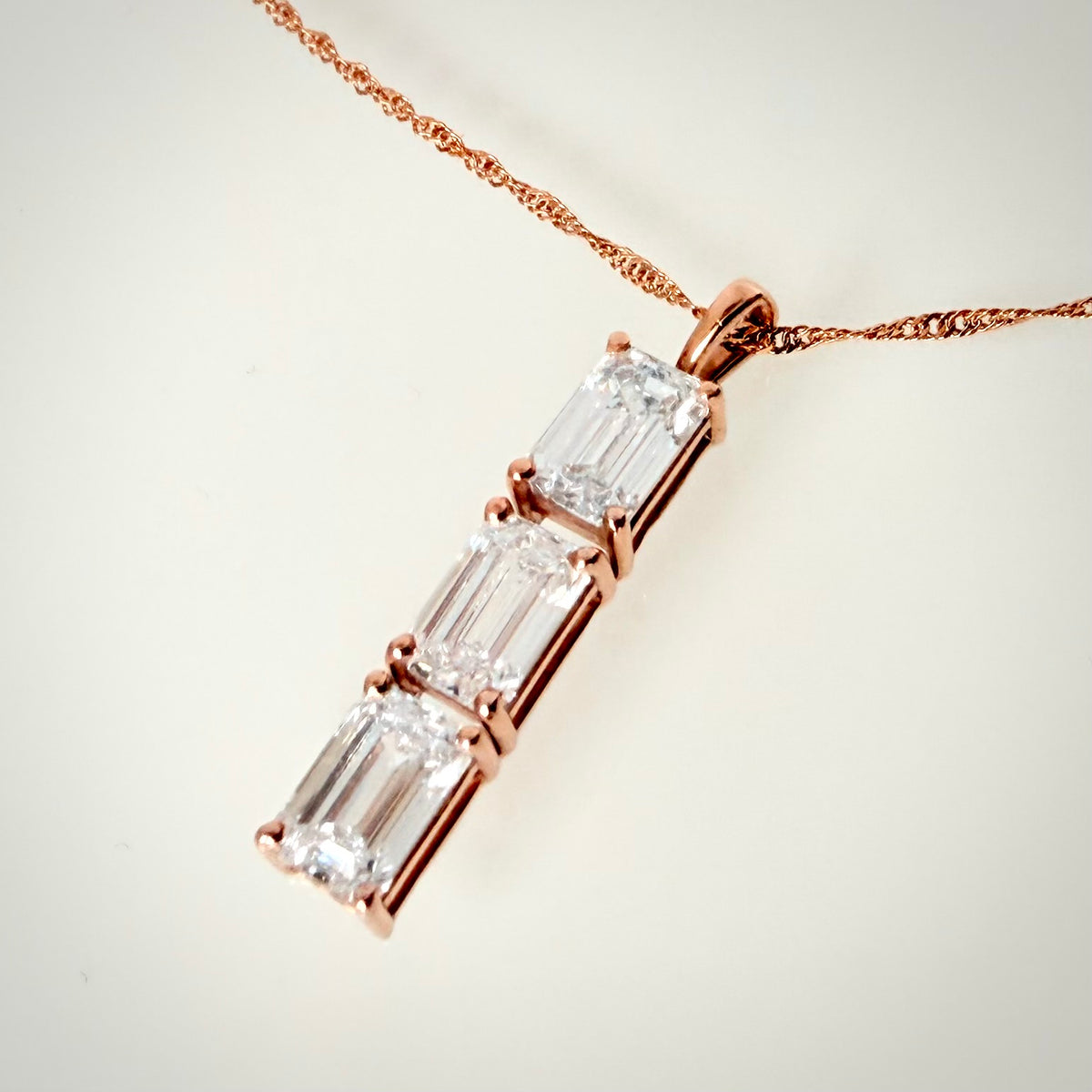 2,00 ct Emerald Cut -timanttikaulakoru yläviistosta