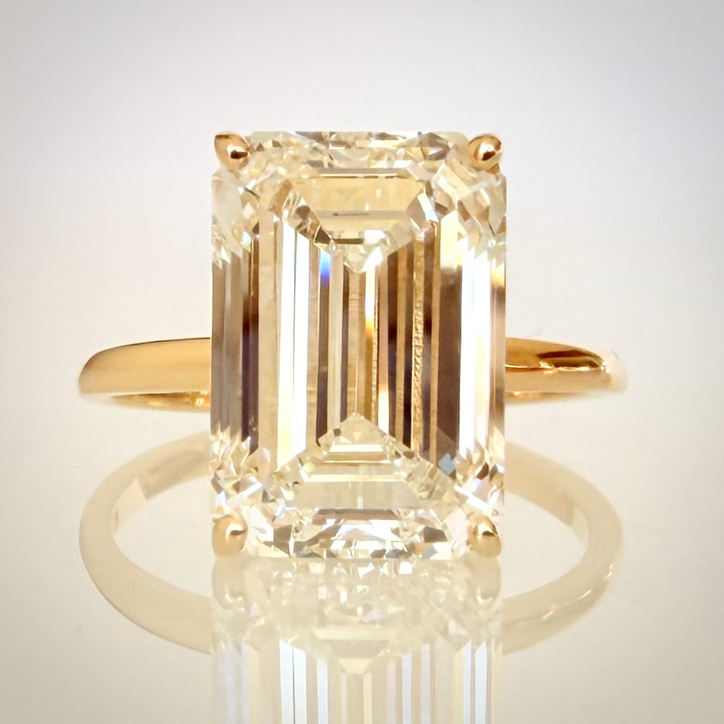 6,04 ct Emerald Cut solitaire-timanttisormus – F/VS1 – 14K keltakulta – IGI edestä lähikuva