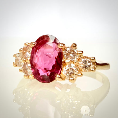 Luonnonrubiini- ja timanttisormus 1,15 ct – 14K keltakulta, HRD etuviistosta