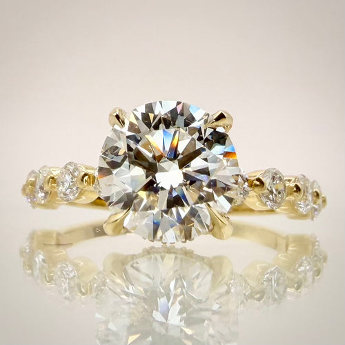 3,00 ct Hidden Halo -timanttisormus – 2,06 ct E/VS1 Triple Excellent – 14K keltakulta – IGI Suoraan edestä