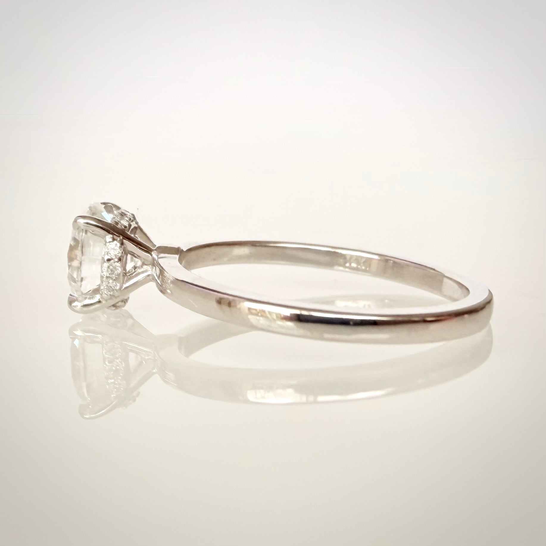 1,13 ct Hidden Halo -timanttisormus 14K valkokulta D/VVS2 IGI