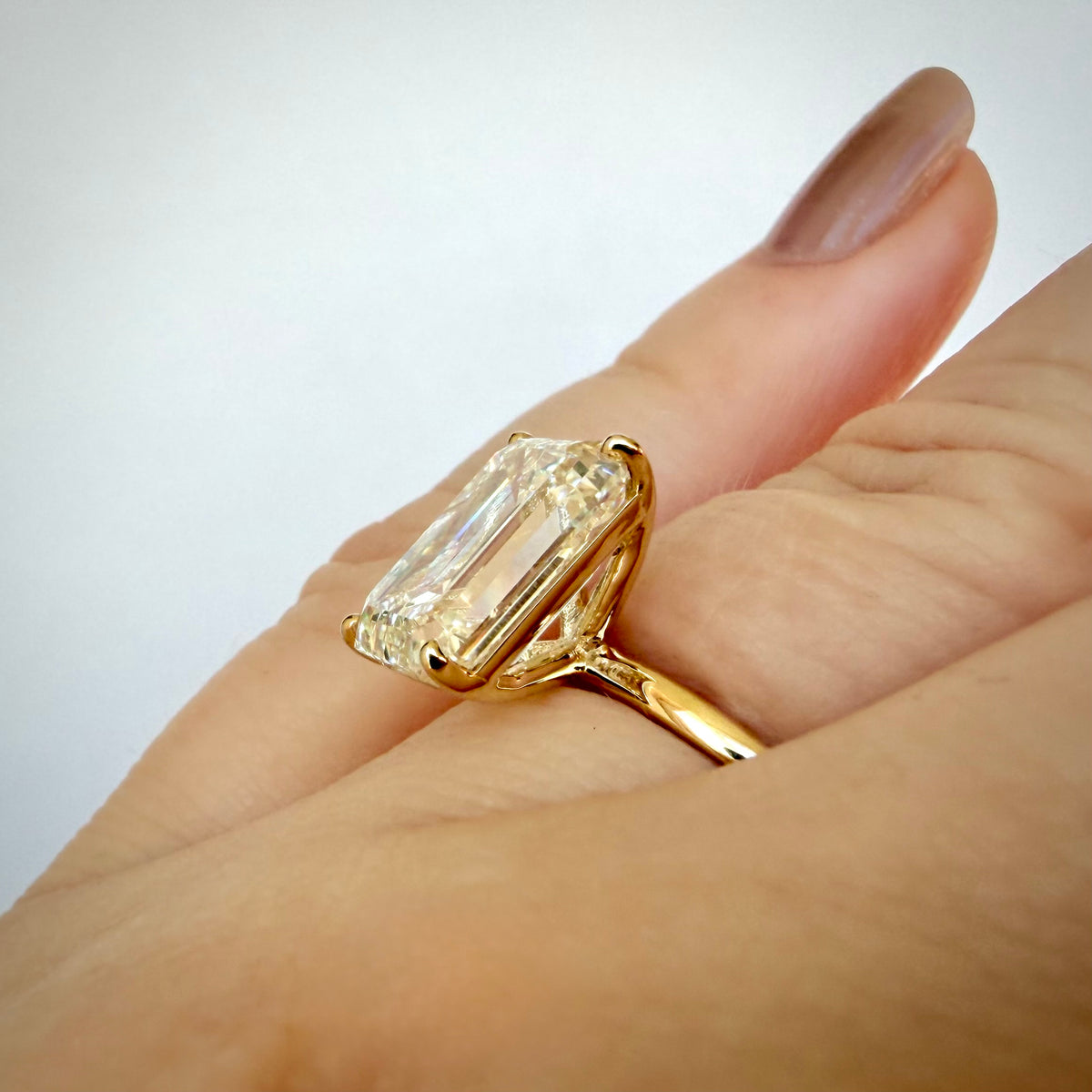 6,04 ct Emerald Cut solitaire-timanttisormus – F/VS1 – 14K keltakulta – IGI sormessa sivuprofiilista 
