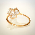 2,23 ct ovaali cluster-timanttisormus 14K kulta takaviistosta