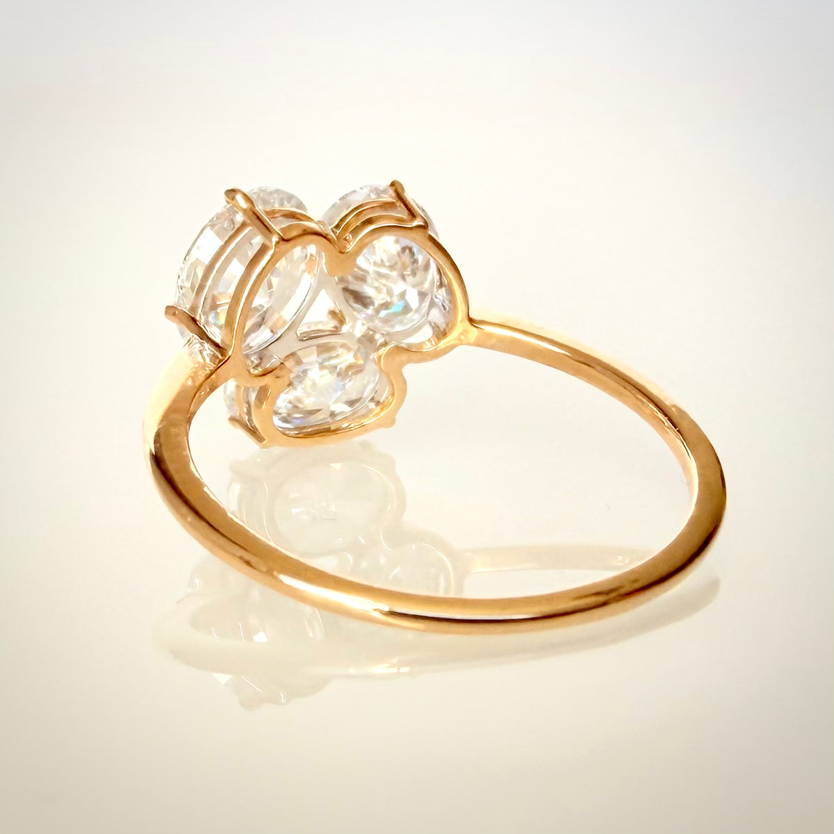 2,23 ct ovaali cluster-timanttisormus 14K kulta takaviistosta