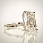 6,01 ct Emerald Cut solitaire-timanttisormus – F/VS1 – 14K valkokulta – IGI etuviistosta toiselta puolelta