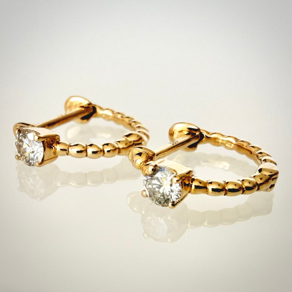 14K kultaiset luonnontimanttikorvakorut 0,22 ct vierekkäin etuviistosta