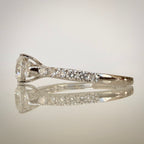 1,00 ct trilogy-timanttisormus sivulta