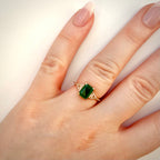 14k luonnonsmaragdisormus 1,61 ct sormessa valkoisella taustalla