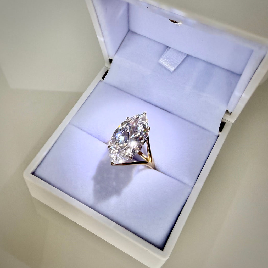 10,09 ct Marquise Cut -timanttisormus rasiassa