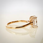 1,99 ct Radiant Cut Hidden Halo -timanttisormus sivulta