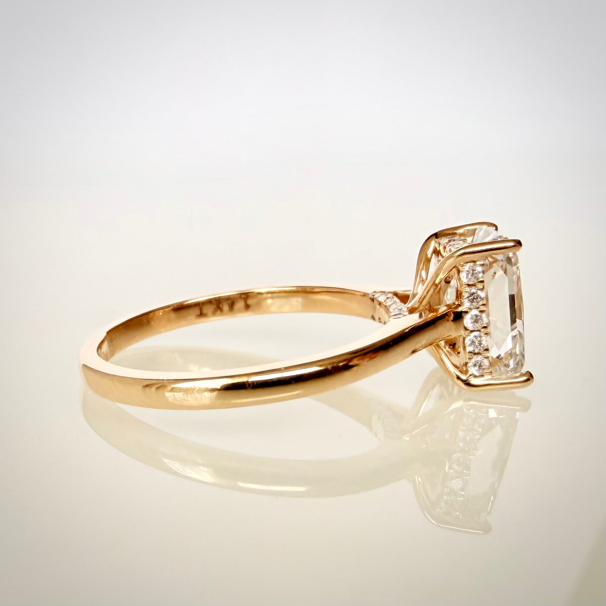 1,99 ct Radiant Cut Hidden Halo -timanttisormus sivulta