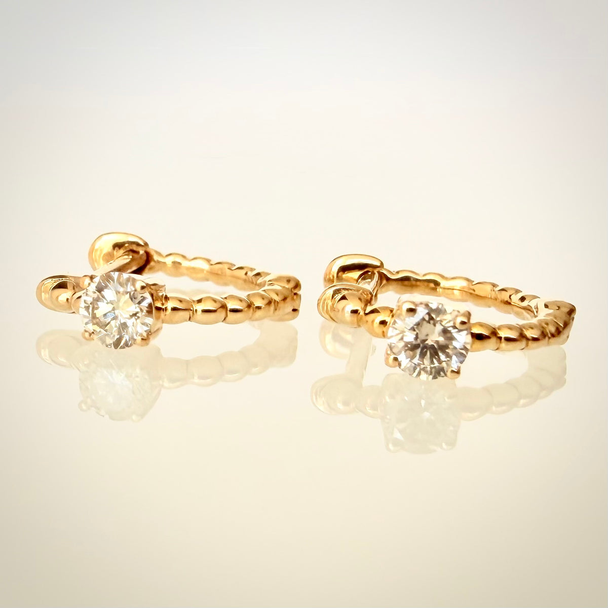 14K kultaiset luonnontimanttikorvakorut 0,22 ct vierekkäin