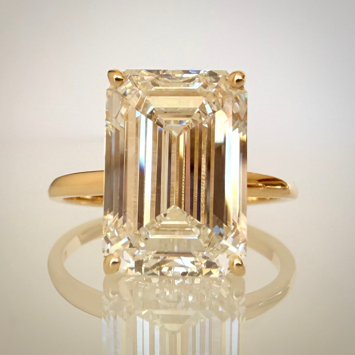 6,04 ct Emerald Cut solitaire-timanttisormus – F/VS1 – 14K keltakulta – IGI edestä
