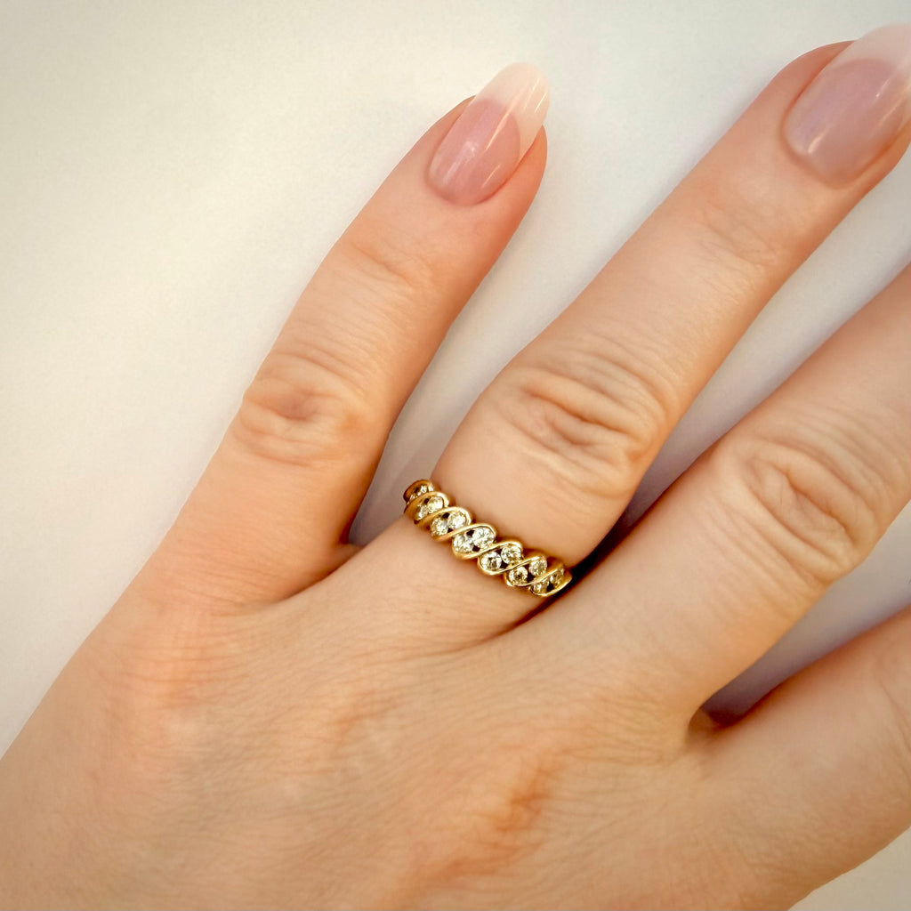 18k Vintage Timanttisormus 0,50 ct sormessa valkoisella taustalla
