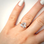 2,23 ct ovaali cluster-timanttisormus 14K kulta, sormessa