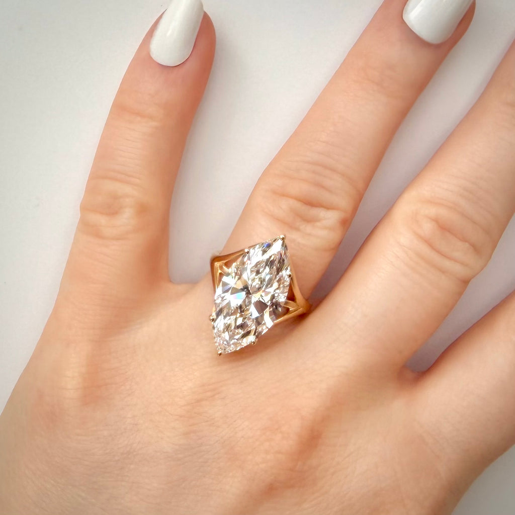 10,09 ct Marquise Cut -timanttisormus sormessa